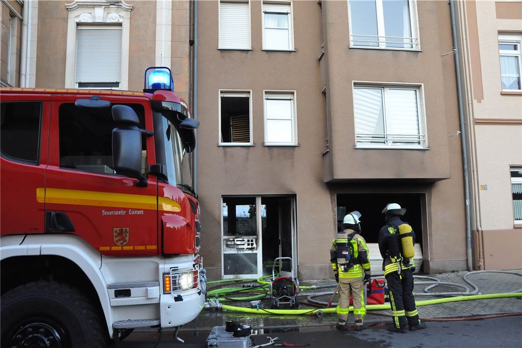 Acht Personen mussten bei einem Hausbrand an der Düppelstraße/Jägerstraße von der Feuerwehr gerettet werden.