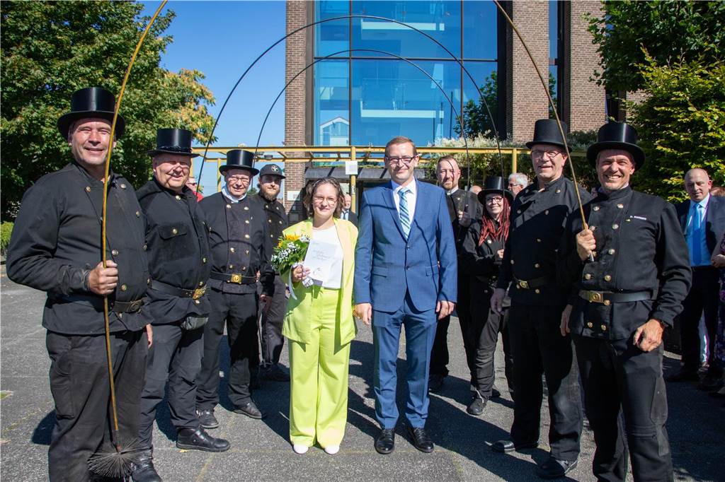 Schornsteinfeger stehen Spalier: Lisa Marie und Dominik Franke heiraten Acht Schornsteinfeger standen Spalier für Lisa Marie und Dominik Franke.
