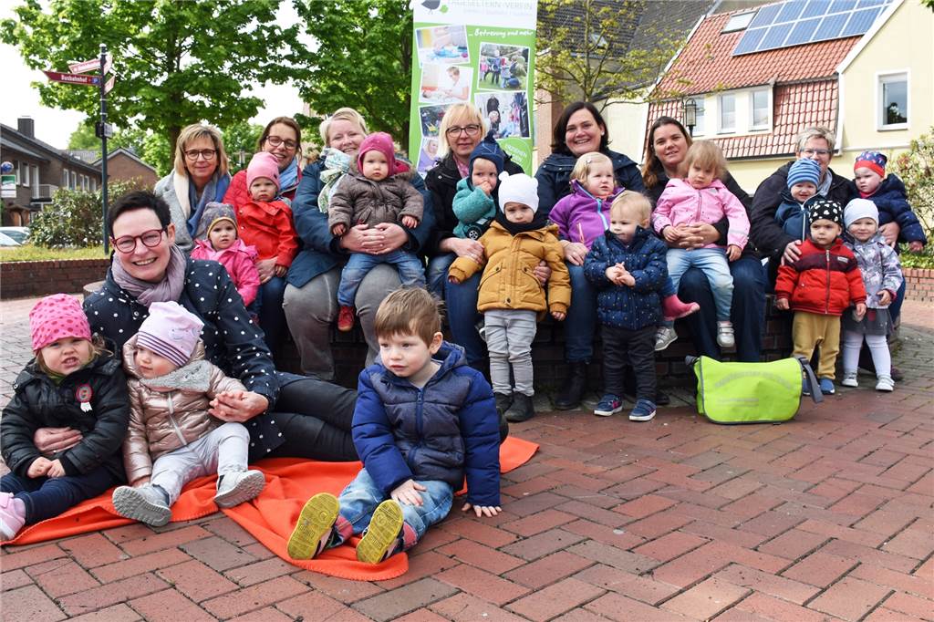 Acht Tagesmütter waren am Dienstag mit ihren Tageskindern in der Vredener Innenstadt unterwegs, um mit Vorurteilen zur Kindertagespflege aufzuräumen