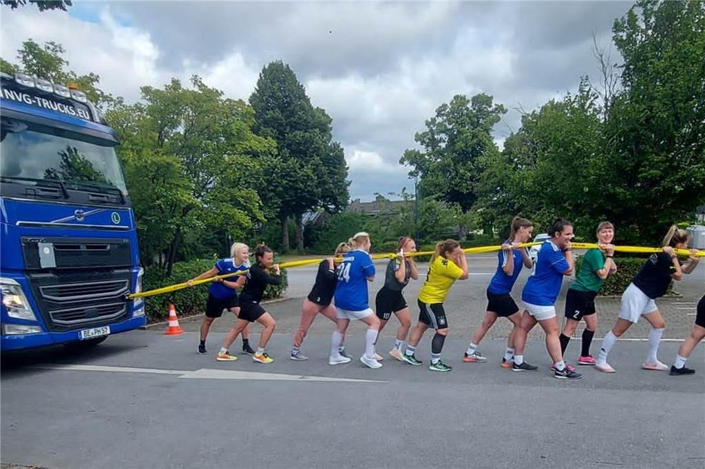 Wie früher im DSF: Fußballerinnen ziehen Lkw, um sich fit zu machen Acht Tonnen wog die Lkw-Zugmaschine, die die HSC-Frauen über die Straße zogen.