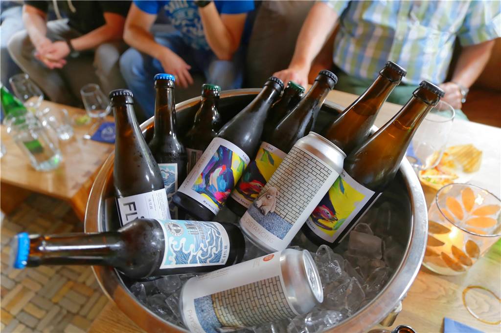 Thomas Redders (29) zeigt, wie jeder sein eigenes Bier brauen kann Acht unterschiedliche Biere stellte der Seminarleiter den Teilnehmern vor.