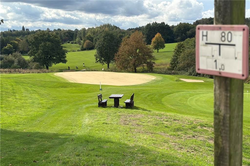 Kleine „Golf-Krise“ geht weiter: Golfclub muss 27-Loch-Anlage umbauen Acht Verpächter geben dem Golfclub die Ländereien. Die Pachtverträge sind langfristig ausgelegt. Der mit Elisabeth Grümer über 15 Hektar läuft 2028 aus. Die Verpächterin wird ihn nicht verlängern, sagt sie.