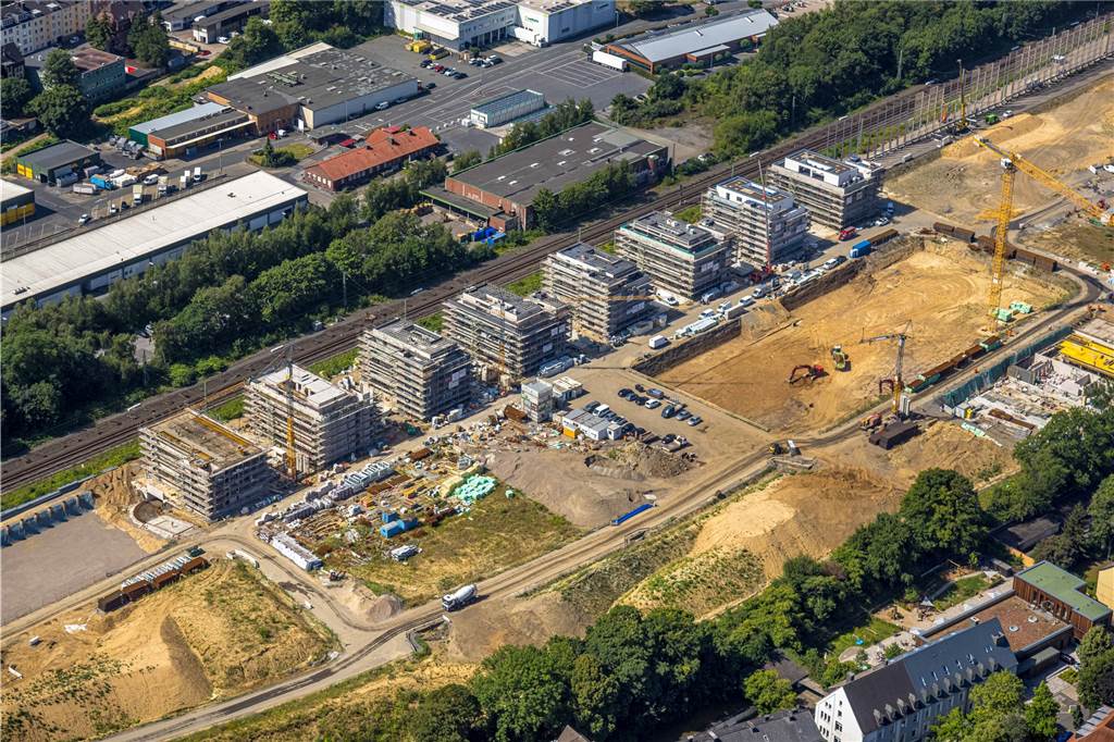 „Das ist ein Sahnestück“: Erstes Richtfest im neuen Innenstadt-Wohnquartier Acht Wohnhäuser entstehen in einem ersten Bauabschnitt auf dem früheren Südbahnhof-Areal. Gut zu erkennen sind entlang der Bahnlinie die Pfeiler für die Lärmschutzwand (oben rechts).