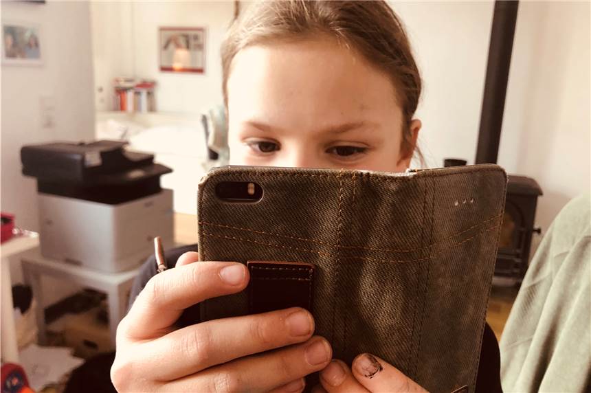Achtjährige mit Handy - unter normalen Umständen eher uncool. Aber jetzt...?