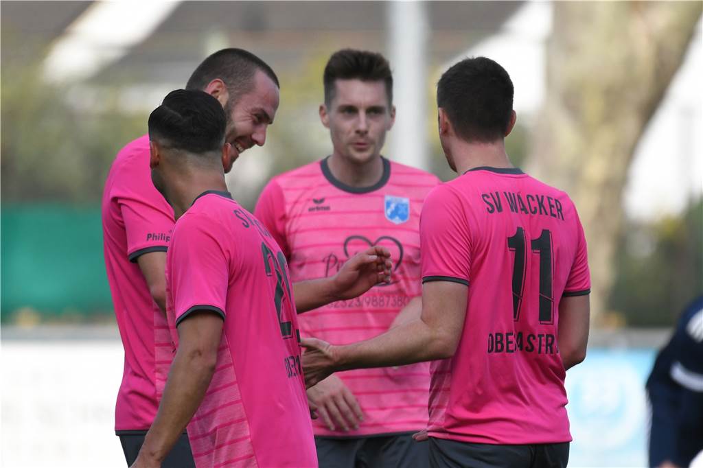 Wacker Obercastrop II gegen Fortuna Herne : Gastgeber spielen wie eine Dampfwalze Achtmal einen Torjubel anstimmen konnten (hinten, v.l.) Martin Kapitza, David Queder und Stefan Kitowski.
