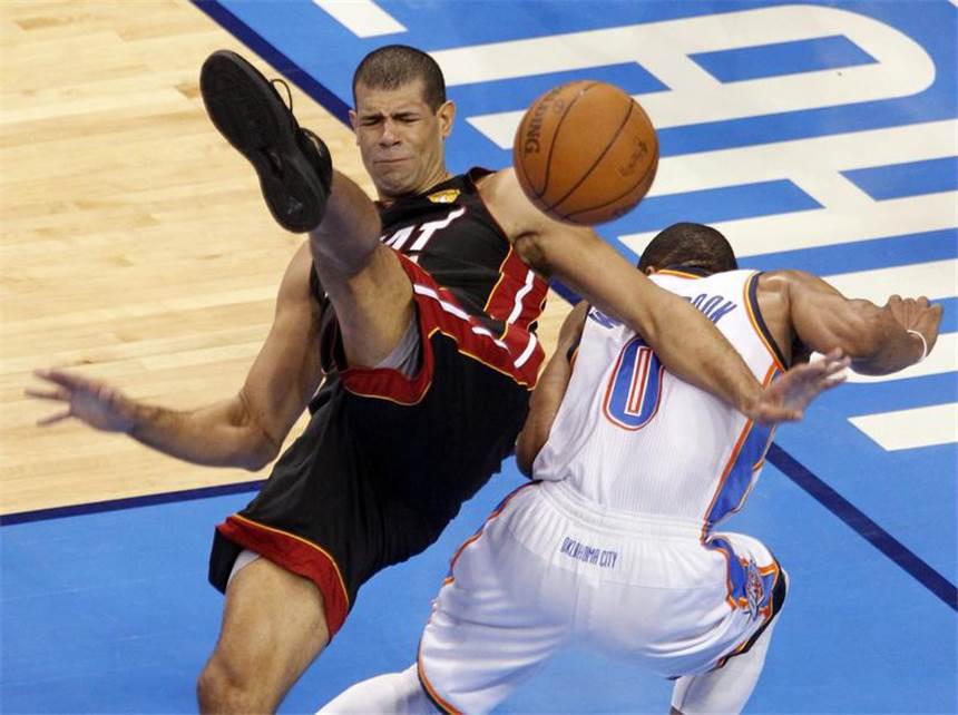 Matchwinner James: Miami gleicht im NBA-Finale aus Achtung rutschig: Shane Battier (l) stolpert über Russell Westbrook. Foto: Fernando Salazar