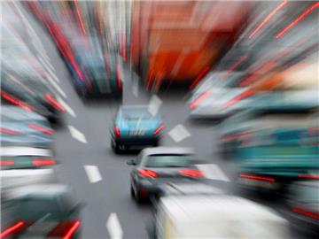 «Achtung Stau!» Vor 50 Jahren gab es zum ersten Mal einen Verkehrshinweis im Radio. (Bild: dpa)