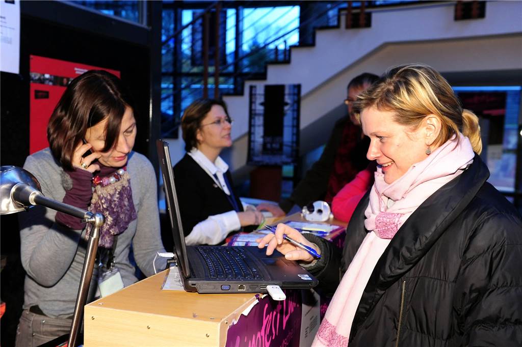 Gästebetreuerin Urte von Hundt: „Bei Stress werde ich immer ganz ruhig“ Action am Gästeschalter in der Cineworld: Die frühere stellvertretende Kinofestleiterin Kathrin Bessert (r.), Urte von Hundt (l.) und ihre frühere Kollegin Sabine Tatz. In diesem Jahr hat der Gästeschalter einen neuen Platz.