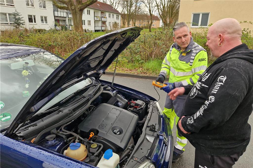 „Wie ein Notarzt für Autos“: Einblicke eines ADAC-Pannenhelfers ADAC-Pannenhelfer Marco Kremer bei einem Einsatz in Bergkamen: Dort sprang das Auto von Marcus Schlüter nicht mehr an, die Batterie war leer. Die Freude war groß, als Kremer „überbrückte“ und der Motor dadurch wieder startete.