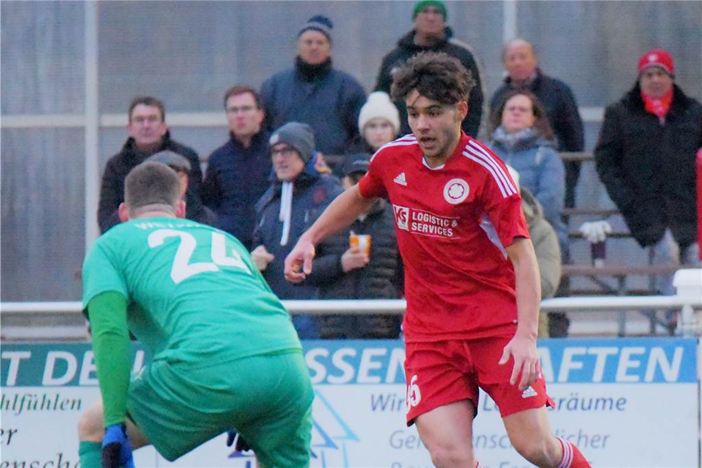 Adam Bouadjaj (re.) und der Geisecker SV gehen als Tabellenneunter in die Winterpause.
