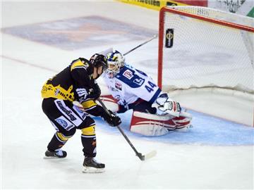 Adam Courchaine (l) verlässt Krefeld. Foto: Bernd Thissen