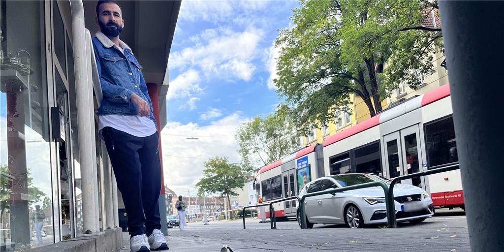 Tumult nach Unfall vor Problem-Haus - „Hier passiert immer wieder etwas“ Adam Khan Arab, Geschäftsinhaber am Körner Hellweg 97 in Dortmund, am Tag, nach dem ein Taxi in die Fassade einer Pizzeria in unmittelbarer Nachbarschaft gekracht ist.