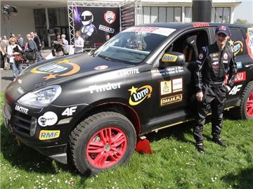 Adam Malysz vor seinem Dakar-Auto.