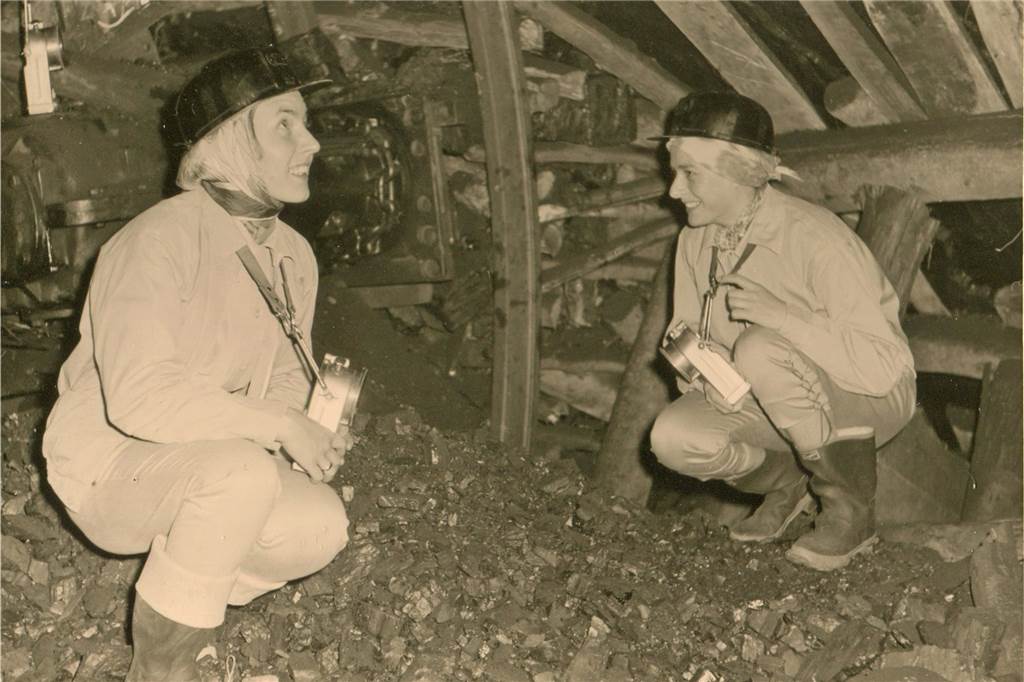 Adelheid Kuhle (r.) unter Tage in Kolumbien.