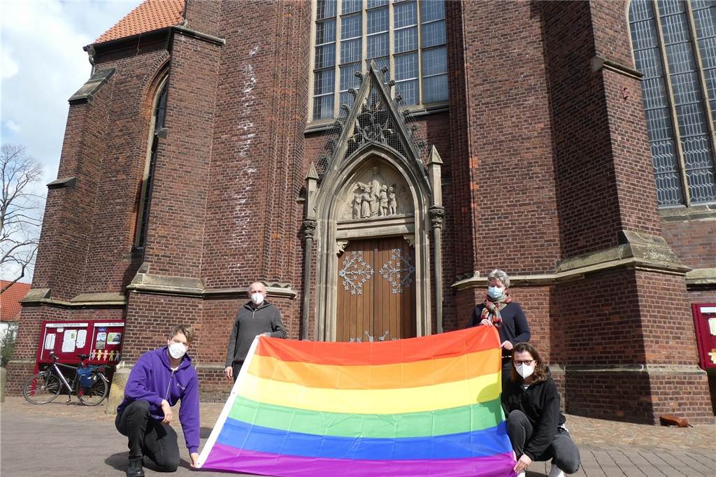 Olfener setzen Zeichen gegen Verbot der Segnung gleichgeschlechtlicher Paare Adelheid Walterbusch, Pastor Ulrich Franke (hinten) sowie Hannah Nittka und Vincent Eichhorn halten das Zeichen für Vielfalt in Händen.