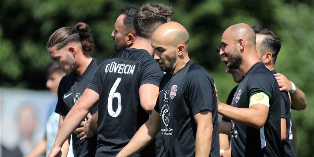 Türkspor Dortmund will drei Spieler von IG Bönen verpflichten – sie trainieren schon mit Adem Cabuk und Spieler von IG Bönen bilden einen Kreis.