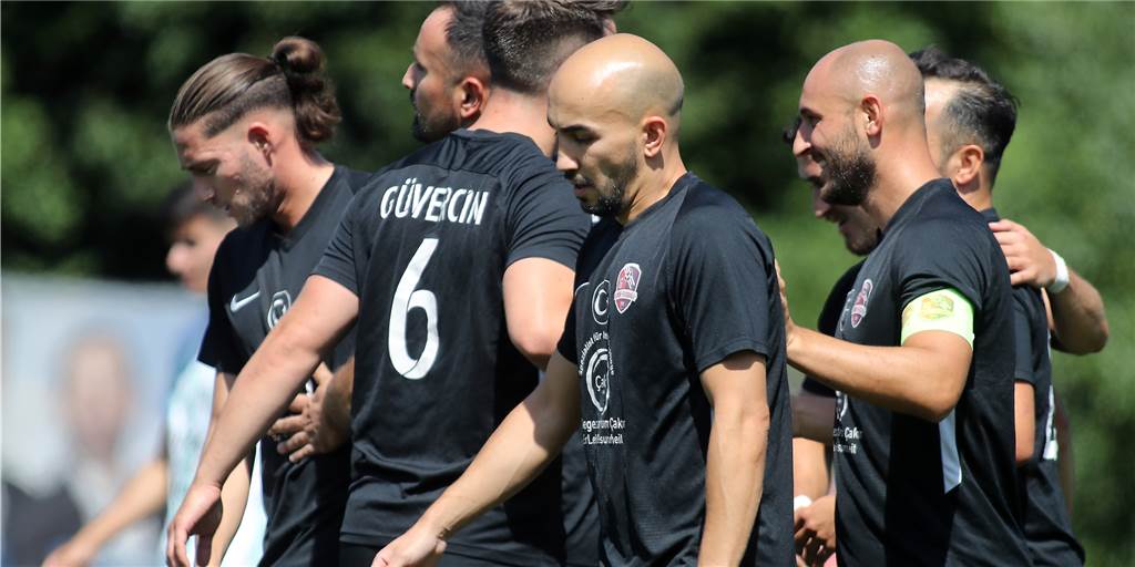 Entscheidung über Zukunft der IG Bönen gefallen – Coach Cerci verrät seine Pläne Spieler der IG Bönen stehen auf dem Platz.
