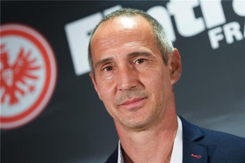 Eintracht-Coach Hütter muss personellen Umbruch meistern Adi Hütter hatte im ersten Training 21 Profis dabei. Photo: Arne Dedert Foto: Arne Dedert