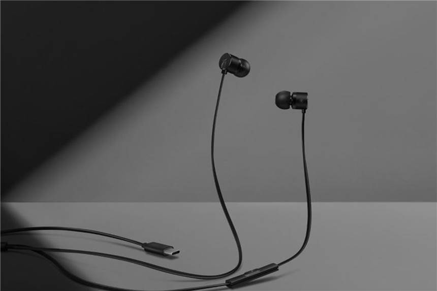 Jetzt auch OnePlus Kopfhörer ohne 3,5 mm Klinkenanschluss Adios Klinke. Immer mehr Hersteller von Oberklasse-Smartphones setzen auf digitale Anschlüsse für die Kopfhörer. Die neuen Type-C Bullets von OnePlus kommen mit USB-C-Stecker. Foto: OnePlus