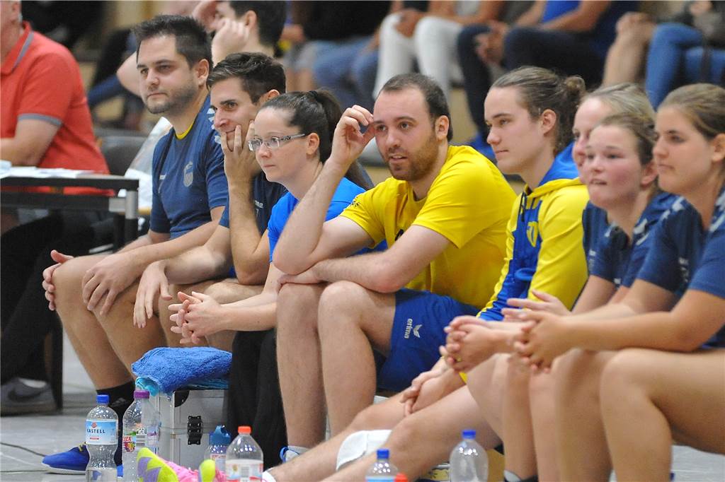 Schwerins neuer Trainer Fabian Kloes meint: „Das Titelrennen ist offen wie noch nie“ Adler-Coach Patrick Fernow (l.) und seine Einwechselspieler sahen einen klaren Sieg gegen Albatros.