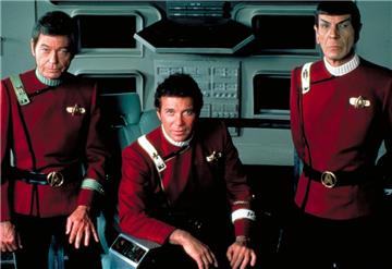 Admiral James T. Kirk (William Shatner, M.), Captain Spock (Leonard Nimoy, r.) und Commander McCoy (DeForest Kelley, l.) in "Star Trek II: Der Zorn des Khan". 