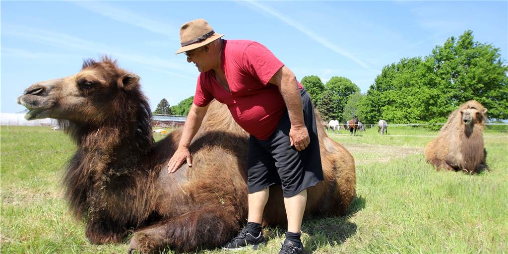 Seiltanz macht im Circus Casselli in Lünen mittwochs nur die Wäsche Adolf Spindler ist mit 62 Jahren der Senior im Circus Casselli und liebt das Zirkusleben mit den Menschen und Tieren: "Im Wohnwagen kam ich zur Welt."