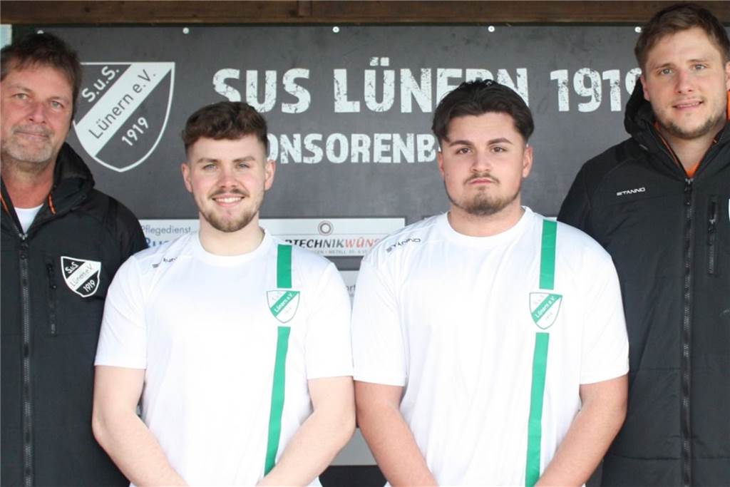 Adri Bruggeman (links) und Spielertrainer Kai Hutmacher (r.) begrüßen mit Jan Kersten (2.v.l.) und Florian Eul zwei neue Mitspieler.