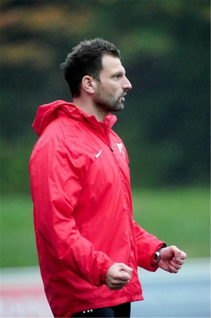 Alipour verlängert in Kirchhörde - Edelstein übernimmt Husen-Kurl Adrian Alipour, Trainer Kirchhörder SC (Freitag, 19.30 Uhr, gegen Erndtebrück II): "Uns bleibt keine andere Wahl. Die 70 Zuschauer, die regelmäßig kommen, haben wir nur, wenn wir ausweichen. Das ist das Derby gegen die Blauen. Wenn der BVB gegen Ingolstadt kickt, könnten wir eventuell sonntags parallel spielen. Aber Derby ist Derby, da wollen auch wir alle hin. Aber ich sage auch: Sonntags im Stadion ist es nicht so stimmungsvoll wie sonst. Die Leute trinken nicht viel, einige müssen beispielsweise ins Sauerland fahren. Sonntag bin ich im Amateurfußballmodus. Wenn wir verlegen, möchte ich mir den nächsten Gegner ansehen."