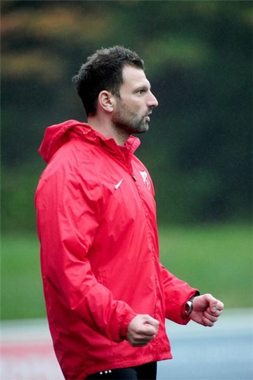 Adrian Alipour, Trainer Kirchhörder SC (Freitag, 19.30 Uhr, gegen Erndtebrück II): "Uns bleibt keine andere Wahl. Die 70 Zuschauer, die regelmäßig kommen, haben wir nur, wenn wir ausweichen. Das ist das Derby gegen die Blauen. Wenn der BVB gegen Ingolstadt kickt, könnten wir eventuell sonntags parallel spielen. Aber Derby ist Derby, da wollen auch wir alle hin. Aber ich sage auch: Sonntags im Stadion ist es nicht so stimmungsvoll wie sonst. Die Leute trinken nicht viel, einige müssen beispielsweise ins Sauerland fahren. Sonntag bin ich im Amateurfußballmodus. Wenn wir verlegen, möchte ich mir den nächsten Gegner ansehen."