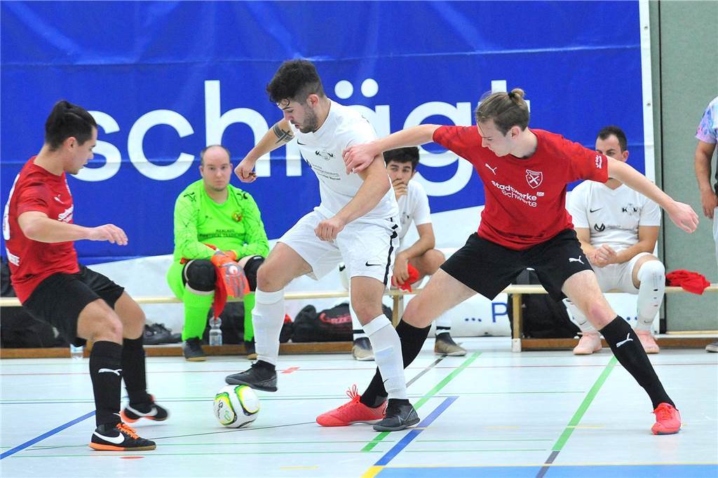 Nach Rückzug: Futsal-Teamchef Olivera will mit dem Königsborner SV „nichts mehr zu tun haben“ Adrian Begovic (am Ball) und die Königsborner Auswechselspieler Pascal Kappauf und Fabio Leite haben zum letzten Mal in der Regionalliga gegen die Holzpfosten Schwerte gespielt, danach zog sich das Team zurück.