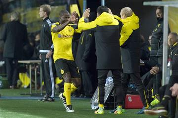 Adrian Ramos (l.) bejubelt seinen Treffer gemeinsam mit Nuri Sahin (M.) und Sebastian Rode.