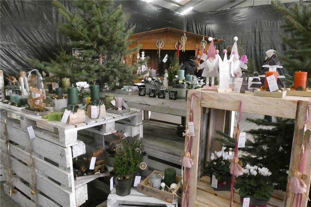 Viele Besucher bei „Wunderwerken“ der Caritaswerkstatt Auf Holztischen stehen verschiedene Adventsdeko-Gegenstände.