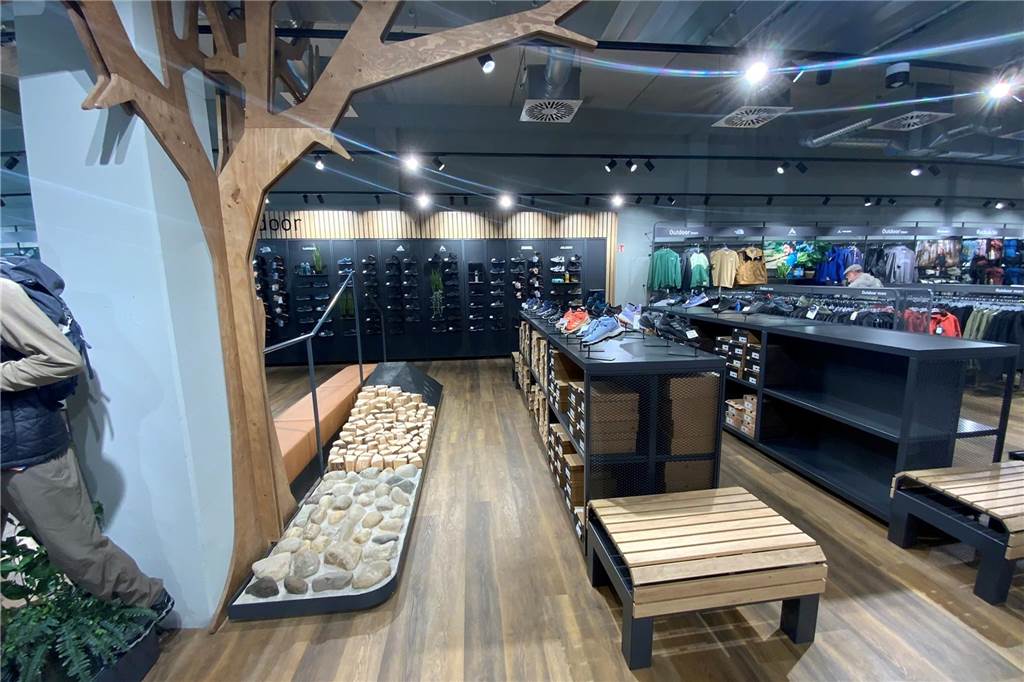 Marinus Kösters plant Intersport-Eröffnung in Mercaden am 29. Februar Eine Intersport-Filiale, die in einem modernen Stil mit viel Holz und schwarzen Regalen eingerichtet ist. Die neue Filiale in den Mercaden soll am Ende auch so auch aussehen.