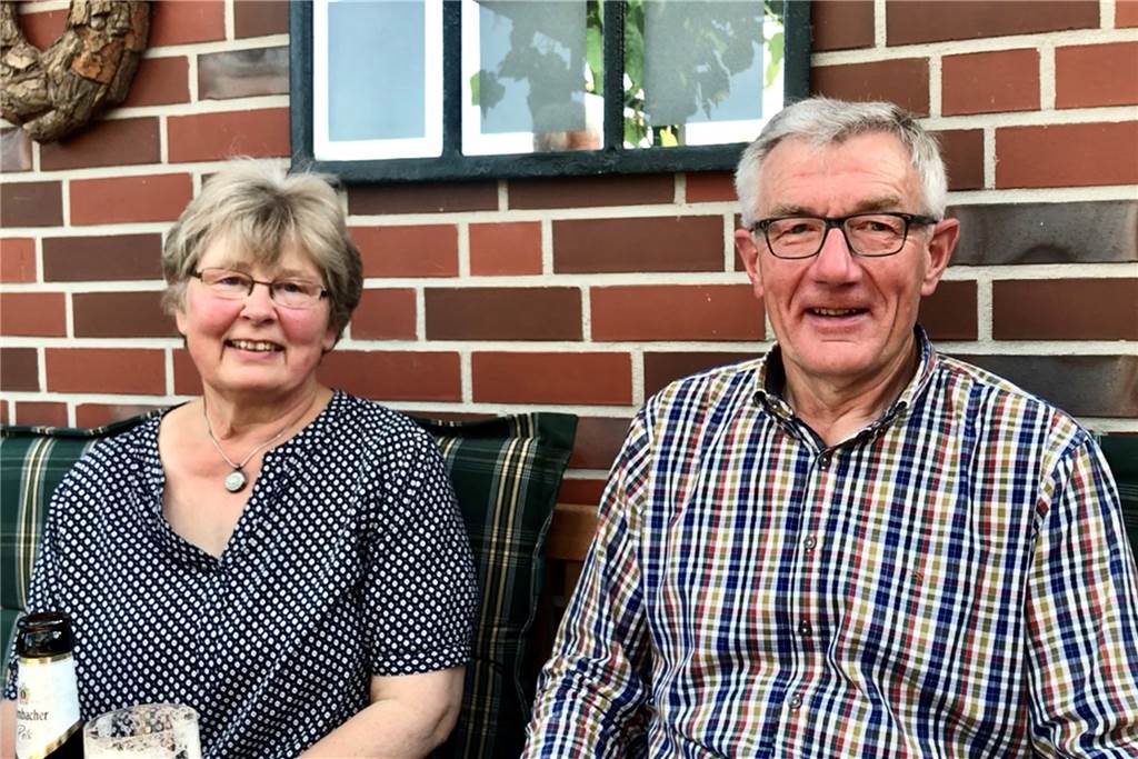 Wie „Schützenfest@Home“ für 650 Ottensteiner Bürgerschützen geht Änne Lindmann und Hermann Schnell nehmen den Besuch der Vorstandsvorsitzenden zum Anlass sich an das Schützenfest 1980 zu erinnern. Damals waren die beiden Königin und König.