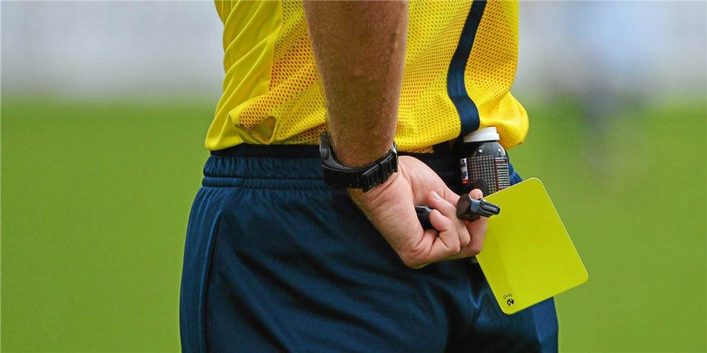 Betrugsversuch in der C-Liga? Verein reagiert - eine Strafe gibt es trotzdem Eine Schiedsrichter aus dem Kreis wurde bei einem C-Liga-Spiel unter Druck gesetzt, eine Verwarnung nicht in den Spielbericht einzutragen.