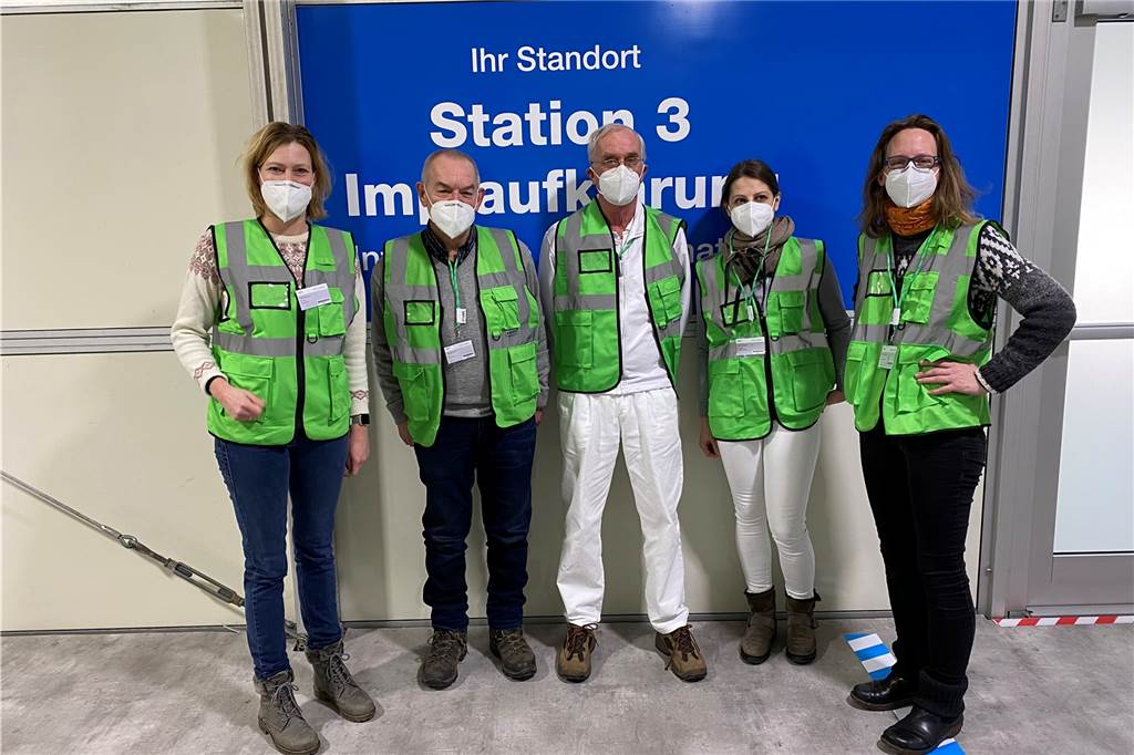 Drei Wellen rollen über Halterner Arztpraxen - Telefondrähte laufen heiß Ärzte aus Haltern, darunter auch Dr. Astrid Keller (l.), waren im Februar auch im Impfzentrum Recklinghausen im Einsatz.