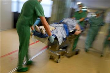 Ärzte, Kassen und Kliniken geben im Gemeinsamen Bundesausschuss Mindestzahlen an Behandlungen vor. Demnach sollen sich bestimmte Operationen auf die großen Kliniken konzentrieren. Foto: Felix Kästle/dpa