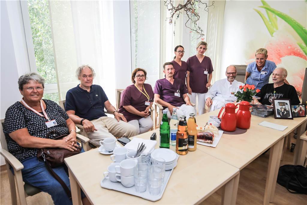 Wolfgang Wenzel (66) wird sterben – und will anderen Krebs-Patienten Mut machen Ärzte, Pfleger und Freunde lud Wolfgang Wenzel zum Pressetermin, mit dem er seinen Dank öffentlich und anderen Patienten Mut machen will.