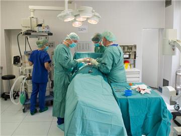 Ärzte wechseln in einer Klinik einen Herzschrittmacher aus. Foto: Maurizio Gambarini/Illustration