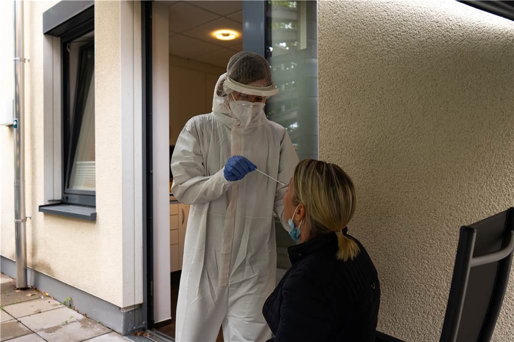 Impfstoffmangel in Dortmund: „Es ist zäh, behäbig und unkalkulierbar.“ Ärztin Annette Rennert nimmt bei einer Patientin einen Corona-Abstrich. So massenhaft es mittlerweile Schnelltests gibt, so knapp ist der Impfstoff.
