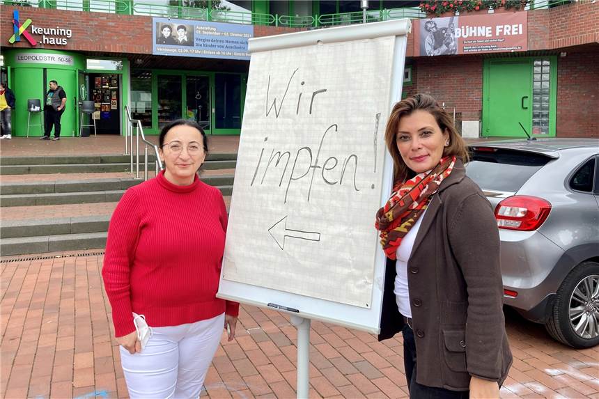Impfaktion in der Nordstadt: Auch Booster-Impfungen sind möglich Ärztin Fatma Michels (l.) und Zümrüt Ekiz von der Schule am Hafen hatten schon die Impfaktion im Dietrich-Keuning-Haus Anfang Oktober mitorganisiert.