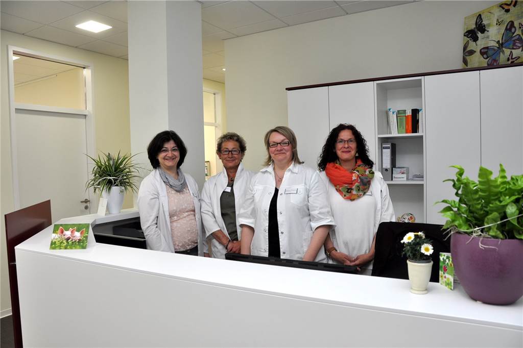 Ärztin Iris Hirschberg (links) will mit ihrem Team (Archivfoto) weiter Masken tragen.