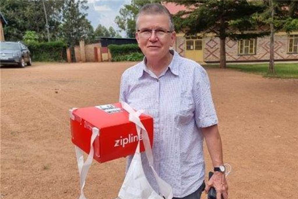 Schulen für Ruanda: Alle wollen Jenny Elvermanns blonde Haare anfassen Ärztin Uta Düll freute sich über Sachspenden aus Dorsten für ihr Buschkrankenhaus.