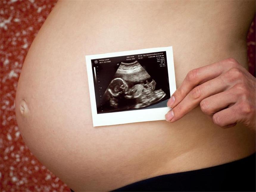 Krankenkassen: Selbstzahler-Leistungen bringen meist nichts Ärztinnen und Ärzte bieten zusätzliche Ultraschalluntersuchungen an, die umgangssprachlich auch «Baby-Fernsehen» genannt werden. Foto: Patrick Pleul