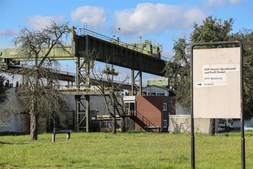Betriebsrat fürchtet um 460 Arbeitsplätze Äußerlich ist alles wie gehabt bei Hoesch Spundwand zwischen der Rheinischen Straße und der Alten Radstraße, doch hinter den Mauern fürchten die Mitarbeiter um ihre Arbeitsplätze.