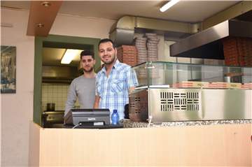 Afam Neisani Gonbadi (l.) und Lanesem Al Ahmed arbeiten in der Pizzeria Pinocchio