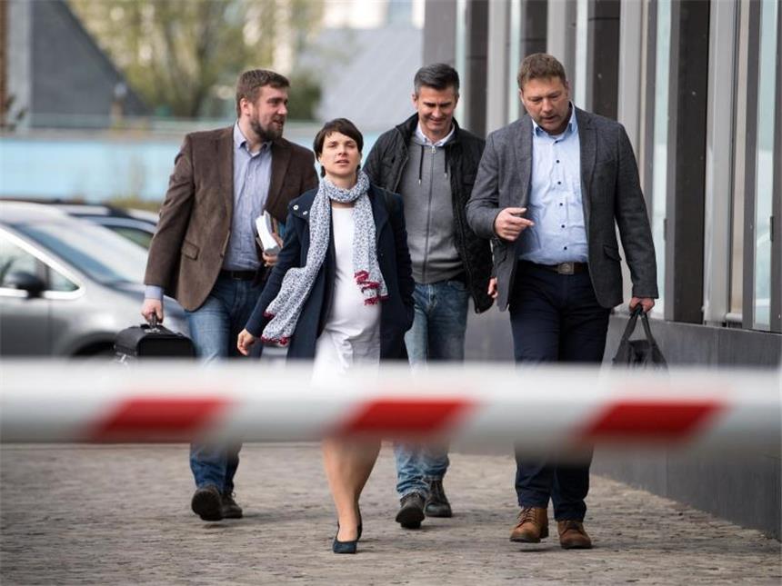 Spannung vor dem AfD-Parteitag: Setzt sich Petry durch? AfD-Chefin Frauke Petry auf dem Weg zur Pressekonferenz der sächsischen AfD-Landtagsfraktion in Berlin. Foto: Bernd von Jutrczenka
