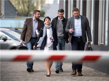 AfD-Chefin Frauke Petry auf dem Weg zur Pressekonferenz der sächsischen AfD-Landtagsfraktion in Berlin. Foto: Bernd von Jutrczenka