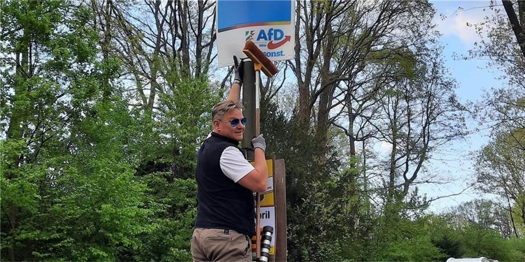 AfD-Plakate in Dorsten zerstört: Jugendliche Täter waren wütend Daniel Zerbin (AfD) hängt Plakat auf.