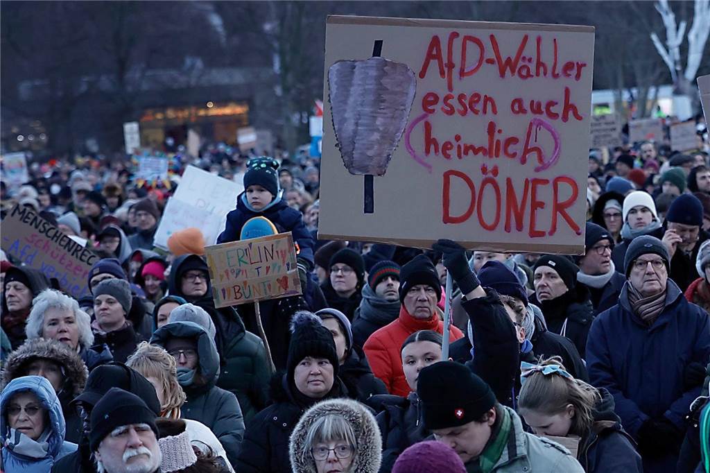 „AfD-Wähler essen auch (heimlich) Döner“ hat dieser Demonstrant auf sein Schild geschrieben.